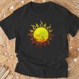 燃える太陽 トライバル タトゥー 宇宙 宇宙 Tシャツ 高齢者への贈り物