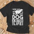 犬により良い生活を送るために一生懸命働いています-面白い犬好き Tシャツ 高齢者への贈り物