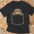胸ポケット – フェイクポケットアニマルナマケモノ Tシャツ 高齢者への贈り物