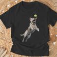 遊び心のあるラブラドールレトリーバー フェッチ 追いかけてテニスボール Tシャツ 高齢者への贈り物