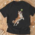 遊び心のある柴犬フェッチ追いかけテニスボール Tシャツ 高齢者への贈り物