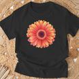 開花期のハンサムなガーベラの花 Tシャツ 高齢者への贈り物