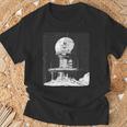 面白いスペースオデッセイムーンベースエンブレム。 Tシャツ 高齢者への贈り物