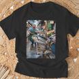 面白い猫が市場で魚を盗む猫好きの楽しみ。 Tシャツ 高齢者への贈り物