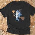 魔法を使いそうなサメ ハロウィン Tシャツ 高齢者への贈り物