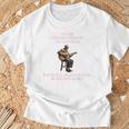 70年代のオールドマンギターを過小評価しないでください Tシャツ 高齢者への贈り物