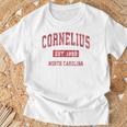 Cornelius North Carolina Nc ビンテージスポーツデザイン レッドデザイン Tシャツ 高齢者への贈り物