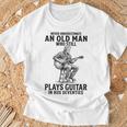 Never Underestimate An Old Man Who Who Guitar Tシャツ 高齢者への贈り物