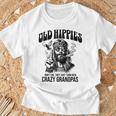 Old Hippies Don't Die They Turn Into Crazy Grandpas Tシャツ 高齢者への贈り物