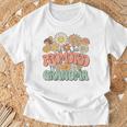 Promoted To Grandma Expecting Baby Daisy Groovy Wildflower Tシャツ 高齢者への贈り物