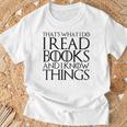 THAT'S WHAT I DO I READ BOOKS AND I KNOW THINGS T-Shirt T-Shirt Gifts for Old Men