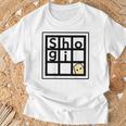 【バックプリント・背中側】Shogiくん ショーギ Kun 将棋 駒（将棋盤）【ゆるフレンズ】かわいい キャラ イラスト Tシャツ 高齢者への贈り物