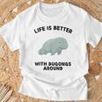 かわいいジュゴンの恋人の生活はジュゴンと一緒にいるとより良い Tシャツ 高齢者への贈り物