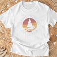 カーメルバイ・ザ・シー カリフォルニア ヴィンテージ ヨット 70年代 レトロ 太陽 Tシャツ 高齢者への贈り物