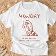コーヒーが発明された理由は月曜日 少し憂鬱なアライグマ Tシャツ 高齢者への贈り物