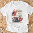 バックプリントの本、コーヒー、フクロウのおかしな幸せ Tシャツ 高齢者への贈り物