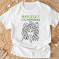 メドゥーサの石造物 面白いギリシャ神話 Tシャツ 高齢者への贈り物