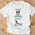 ヨガ吸い込む息を吐くイングリッシュ・スプリンガー・スパニエル犬 Tシャツ 高齢者への贈り物