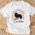 ライフ・イズ・ベターシェットランド・シープドッグ・シェルティ・レインボー・ドッグ・マム Tシャツ 高齢者への贈り物