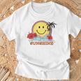 レトロなハッピーフェイス ハイビスカス ヤシの木「太陽に生きる」ビーチ Tシャツ 高齢者への贈り物