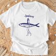 レトロな魚モチーフのガールイラスト シンプルな海風アートデザイン Tシャツ 高齢者への贈り物