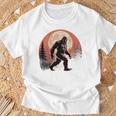 バックプリント ヴィンテージ レトロ ビッグフット 月 ビッグフット Tシャツ 高齢者への贈り物