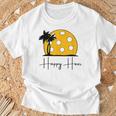楽しいピックルボールシャツ、Happy Hour、大きなピックルボールの夕日。 Tシャツ 高齢者への贈り物