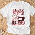 犬やミシンに気を取られやすい おもしろ裁縫 Tシャツ 高齢者への贈り物