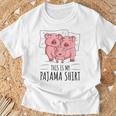 眠っている豚が大好きな豚のパジャマ。 Tシャツ 高齢者への贈り物