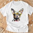 黄色のメガネを着たチワワ 明るい色 Tシャツ 高齢者への贈り物