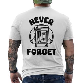 Lecteur Cassette Rétro Walkman Never Forget Music Lovers T-shirt imprimé au dos - Cadeauxyz